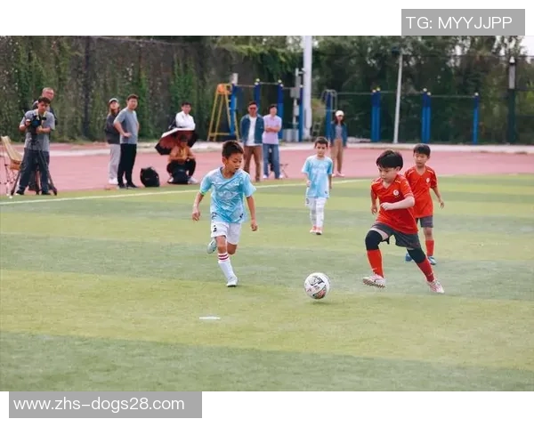 足球元素书包让孩子们在学习与运动中找到乐趣与激情的完美结合 足球元素书包让孩子们在学习与运动中找到乐趣与激情的完美结合